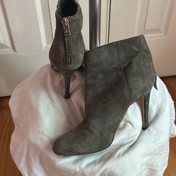 S.6 - Rarely worn Grey Suede Sam Edelman booties - Picture 2 of 3